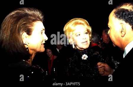 JANUAR 2011 - F3514. JACQUELINE KENNEDY ONASSIS UND JOAN KENNEDY. 1986.JACQUELINEKENNEDYONASSISRETRO(Foto: © Globe Photos/ZUMAPRESS.com) Stockfoto