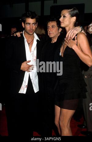 JANUAR 2011 - I7357PR. DIE REKRUTEN-PREMIERE IM CINERAMA DOME THEATRE IN HOLLYWOOD, CA. 28.1.2003. PHIL ROACH / / 2003.AL PACINO, COLIN FARRELL UND BRIDGET MOYNAHAN(Foto: © Globe Photos/ZUMAPRESS.com) Stockfoto
