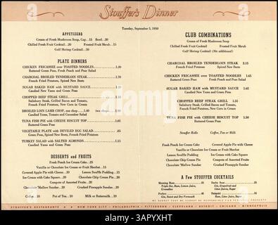 Ein Stouffer's Dinner-Menü aus der Mitte des 20. Jahrhunderts ist zweifach gestaltet und zeigt ein volkstümliches Cover, auf dem Kinder zu einem roten Schulhaus laufen. Hier werden verschiedene Vorspeisen, Hauptgerichte, Desserts und Cocktails angeboten. Stockfoto