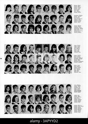 Die Ausgabe 1966 des Roosevelt Yearbook, Sagamore, erfasst das Schuljahr 1965-1966, zeigt das Leben der Schüler, akademische Leistungen, Lehrerbeiträge, Leichtathletik, und Clubs, mit einem Schwerpunkt auf der afroamerikanischen Geschichte und der Rolle, die sie in der Schulgemeinschaft spielte. Stockfoto