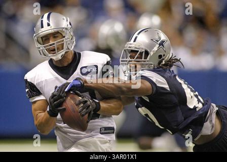 29. Juli 2011 – San Antonio, USA – Dallas Cowboys Wide Receiver Miles Austin, links, holt sich einen Pass gegen Cowbosy Safety Danny McCray während des Trainingslagers im Alamo Dome in San Antonio, Texas, Freitag, 29. Juli 2011. (Bild: © Paul Moseley/Fort Worth Star-Telegram/MCT/ZUMAPRESS.com) Stockfoto