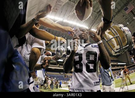 29. Juli 2011: San Antonio, TX, USA – Dallas Cowboys Wide Receiver Dez Bryant (88) signalisiert Fans nach dem Training im Alamo Dome in San Antonio, Texas, Freitag, 29. Juli 2011. (Bild: © Paul Moseley/Fort Worth Star-Telegram/MCT/ZUMAPRESS.com) Stockfoto