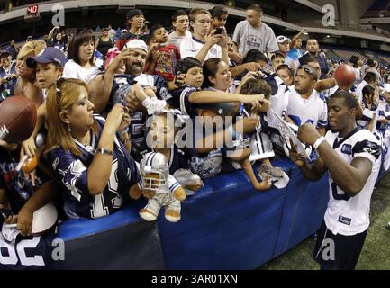 29. Juli 2011 - San Antonio, TX, USA - Dallas Cowboys Wide Receiver Dez Bryant, rechts, Schilder für Fans nach dem Training im Alamo Dome in San Antonio, Texas, Freitag, 29. Juli 2011. (Bild: © Paul Moseley/Fort Worth Star-Telegram/MCT/ZUMAPRESS.com) Stockfoto