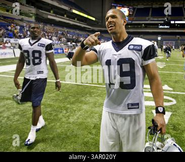29. Juli 2011 – San Antonio, Texas, USA – die Dallas Cowboy-Stars Dez Bryant (88) und Miles Austin (19) begeben sich nach dem Training im Alamo Dome in San Antonio, Texas, Freitag, 29. Juli 2011 in die Screaming End Zone. (Bild: © Paul Moseley/Fort Worth Star-Telegram/MCT/ZUMAPRESS.com) Stockfoto