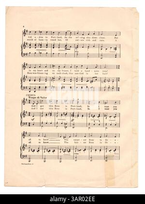 Dieses Notenblatt, das „The Silver Voice Duo“ Mr. H. E. Hudson & Mr. G. R. Thomas gewidmet ist, enthält den Song All the World Loves the Portland Rose. Es enthält Porträts der Rose Festival Queen Miss Sybil Baker und mehrerer Prinzessinnen und Mägde. Werbung für andere Lieder befindet sich auf der Rückseite. Stockfoto