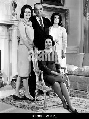 1. JANUAR 2011: LADY BIRD JOHNSON MIT LYNDON B. JOHNSON UND IHREN TÖCHTERN LYNDA BIRD JOHNSON & LUCI BAINES JOHNSON. â HARRIS & EWING-(Bild: © Globe Photos/ZUMAPRESS.com) Stockfoto