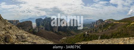 Panoramablick auf die berühmten Felsformationen Meteora mit Klöstern auf den Felsen, Kalambaka, Thessalien, Griechenland Stockfoto