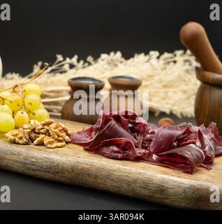 Ein exquisites Gourmet Charcuterie Board mit einer Auswahl an Nüssen und Früchten zum Teilen Stockfoto