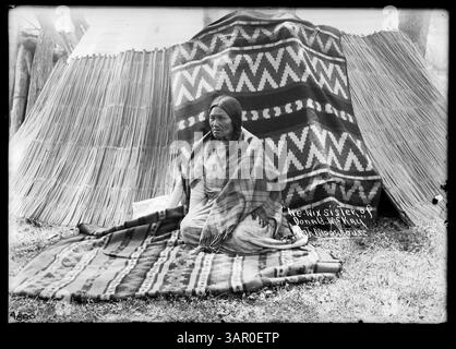 Foto von We-nix, einer Cayuse-Stammesfrau, gefangen von Lee Moorhouse. Dieses Bild ist Teil der Fotosammlung Lee Moorhouse, die indianische Stämme in Oregon dokumentiert. Stockfoto