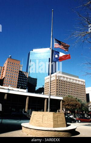 Januar 2011 - K28781JN SD0201.9th und Houston Street, Fort Worth Texas, fliegen Flags am Halbmast vor dem Fort Worth Convention Center zu Ehren der COLUMBIA Astronauten. (SPACE SHUTTLE COLUMBIA MELDET BEDRIS). JEFF NEWMAN/2003.(Bild: © Globe Photos/ZUMAPRESS.com) Stockfoto
