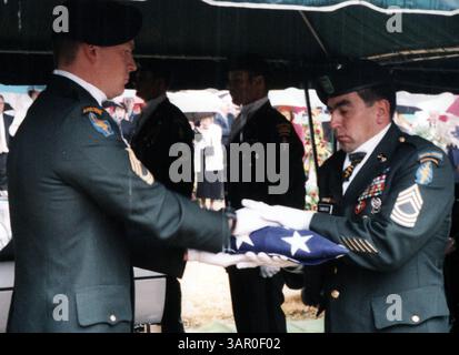 1. Januar 2011 - K35174JN.Funeral of Army Master Sergeant Kelly L. Hornbeck, 3. Batallion, 10. Special Forces Group Fort Carson, Colorado. Greenwood Cemetary, 3100 White Settlement Rd, Fort Worth, Texas, 24.01.2004.Master Sergeant Hornbeck war Kampftaucher und Fallschirmspringer und Sprungmeister bei den US Army Airborne Rangers Special Forces und wurde während seiner zweiten Dienstreise in Irag getötet. Er überlebt seine beiden Töchter Jacqueline McCall, 10, von Frederick, MD, Tyler Rae Hornbeck, 7, der Holzbrücke, NC. JEFF NEWMAN/2004.--Sargträger falten die Flagge von Sgt. Stockfoto