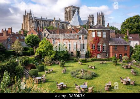 Blick auf York Minster von den City Walls, York, North Yorkshire, Großbritannien Stockfoto