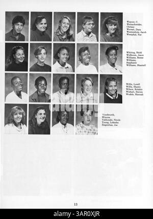 Dieses Jahrbuch von Anwatin Jr. Die High School für das Schuljahr 1987-1988 zeigt Fotos und Erinnerungen an Schüler, Lehrkräfte und wichtige Ereignisse, die das Schuljahr geprägt haben. Stockfoto