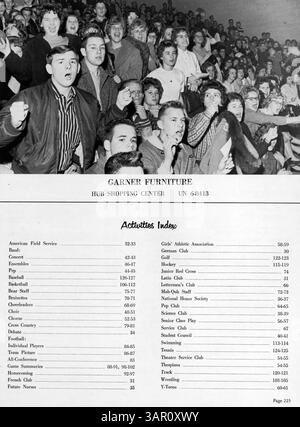 Das Bloomington High Yearbook 1961, Bear 61, beschreibt die Studentenschaft, die Lehrkräfte, die Sportmannschaften, die Vereine und die Ereignisse aus dem akademischen Jahr 1960-1961. Stockfoto