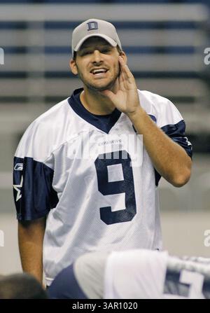 31. Juli 2011: San Antonio, TX, USA – der Quarterback der Dallas Cowboys Tony Romo ruft während des Trainings im Alamo Dome in San Antonio, Texas, am Sonntag, den 31. Juli 2011 in seine Offensive. (Bild: © Paul Moseley/Fort Worth Star-Telegram/MCT/ZUMAPRESS.com) Stockfoto