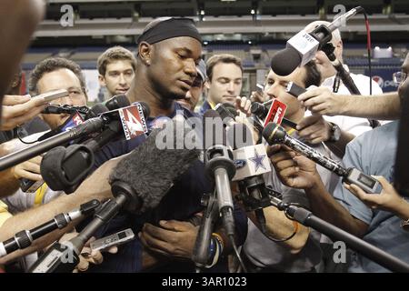 31. Juli 2011 – San Antonio, Texas – Dallas Cowboys Cornerback Terence Newman spricht mit den Medien nach dem Training des Teams im Alamo Dome in San Antonio, Texas, Sonntag, 31. Juli 2011. (Bild: © Paul Moseley/Fort Worth Star-Telegram/MCT/ZUMAPRESS.com) Stockfoto