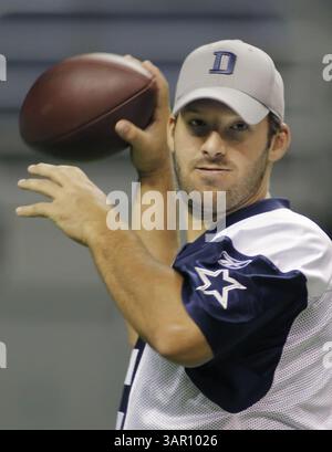 31. Juli 2011: San Antonio, Texas, USA: Der Quarterback der Dallas Cowboys TONY ROMO will während des Trainings im Alamo Dom bestehen. (Bild: © Paul Moseley/Fort Worth Star-Telegram/MCT/ZUMAPRESS.com) Stockfoto