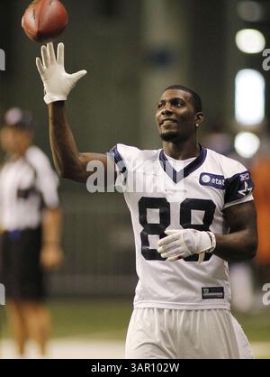 31. Juli 2011 – San Antonio, Texas – der Breitbandempfänger der Dallas Cowboys Dez Bryant holt sich während des Trainings im Alamo Dome in San Antonio, Texas, am Sonntag, den 31. Juli 2011 einen Pass. (Bild: © Paul Moseley/Fort Worth Star-Telegram/MCT/ZUMAPRESS.com) Stockfoto