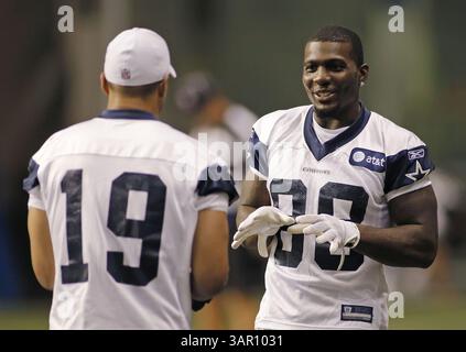 31. Juli 2011 – San Antonio, USA – Dallas Cowboys Wide Receiver Miles Austin (19) und Wide Receiver Dez Bryant (88) sprechen vor dem Training des Teams im Alamo Dome in San Antonio, Texas, Sonntag, 31. Juli 2011. (Bild: © Paul Moseley/Fort Worth Star-Telegram/MCT/ZUMAPRESS.com) Stockfoto