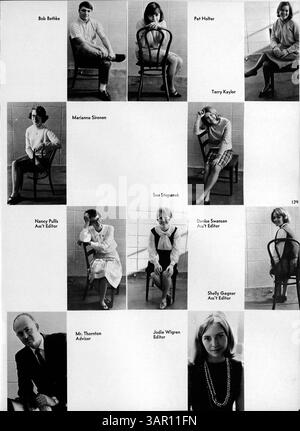 Diese Ausgabe des Sagamore Yearbook 1966 der Roosevelt High School dokumentiert das Schuljahr 1965–1966, einschließlich Schlüsselmomente aus dem Schülerleben, sportlichen Leistungen, Clubaktivitäten und dem Einfluss der afroamerikanischen Geschichte auf die Schulkultur. Stockfoto