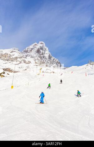 BREUIL-CERVINIA, ITALIEN - 13. Dezember 2024: Monte Cervino (Matterhorn) aus dem Plan Maison im Dezember, Breuil-Cervinia, Valle d’Aosta, Italien Stockfoto