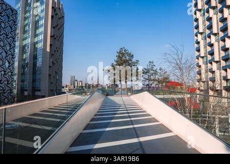 Moderner Fußgängerweg mit Hochhäusern in London Stockfoto