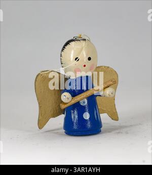 Hölzerne Weihnachtsengel-Dekoration auf weißem Hintergrund Stockfoto