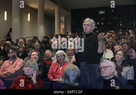 April 2011 - Portland, Maine, USA - Ein Mitglied des Publikums stellt eine Frage an die Diskussionsrunde. Das Portland Museum of Art veranstaltete ein öffentliches Forum mit dem Titel „Who's Art is IT“? Über öffentliches Eigentum an öffentlicher Kunst und die umstrittene Entfernung des Wandgemäldes aus Maines Arbeitsministerium. (Bild: © Susi Eggenberger/ZUMApress.com) Stockfoto