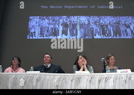 8. April 2011 - Portland, Maine, USA - Diskussionsrunden von links, JUDY TAYLOR (Artist of the Mural), RAY RICHARDSON und SHARON CORWIN hören sich die Fragen des Publikums an. Das Portland Museum of Art veranstaltete ein öffentliches Forum mit dem Titel „Who's Art is IT“? Über öffentliches Eigentum an öffentlicher Kunst und die umstrittene Entfernung des Wandgemäldes aus Maines Arbeitsministerium. (Bild: © Susi Eggenberger/ZUMApress.com) Stockfoto
