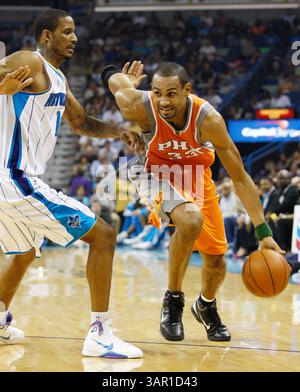 8. April 2011: Phoenix Suns Small Forward Grant Hill #33 fährt gegen New Orleans Hornets Small Forward Trevor Ariza #1 während des NBA-Basketballspiels zwischen den New Orleans Hornets und den Phoenix Suns in der New Orleans Arena in New Orleans, LA. (Bild: © Jonathan Bachman/Cal Sport Media/ZUMAPRESS.com) Stockfoto