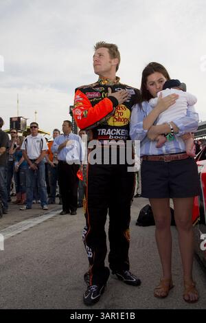 FORT WORTH, TX - 09. April 2011: Jamie McMurray (1) vor dem Start des Samsung Mobile 500 Rennens auf dem Texas Motor Speedway in Fort Worth, TX. (Kreditbild: © ASP/Cal Sport Media/ZUMAPRESS.com) Stockfoto
