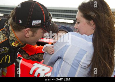 FORT WORTH, TX - 09. April 2011: Jamie McMurray (1) vor dem Start des Samsung Mobile 500 Rennens auf dem Texas Motor Speedway in Fort Worth, TX. (Kreditbild: © ASP/Cal Sport Media/ZUMAPRESS.com) Stockfoto