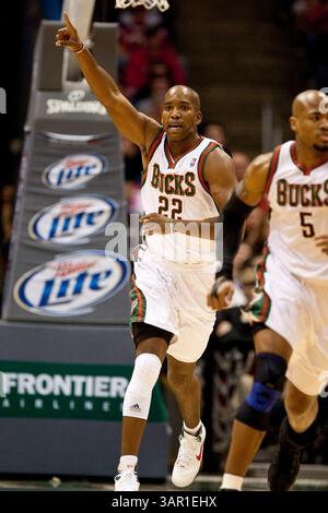 April 2011 Milwaukee, WI. Bradley Center. Milwaukee Bucks Michael Redd #22 hatte heute Abend 10 Punkte von der Bucks-Bank. Milwaukee Bucks gewann gegen die Cleveland Cavaliers mit 108:101. Mike McGinnis/CSM(Bild: © Mike McGinnis/Cal Sport Media/ZUMAPRESS.com) Stockfoto