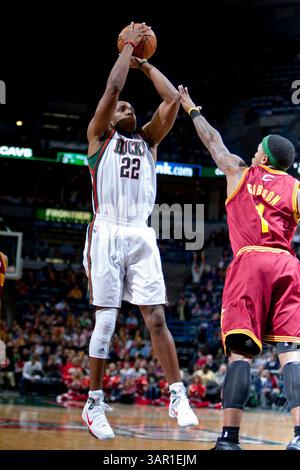 April 2011 Milwaukee, WI. Bradley Center. Milwaukee Bucks Michael Redd #22 zieht sich für die beiden Pointer, Redd hatte 10 Punkte, die heute Abend von der Bucks Bank kamen. Milwaukee Bucks gewann gegen die Cleveland Cavaliers 108:101. Mike McGinnis/CSM(Bild: © Mike McGinnis/Cal Sport Media/ZUMAPRESS.com) Stockfoto