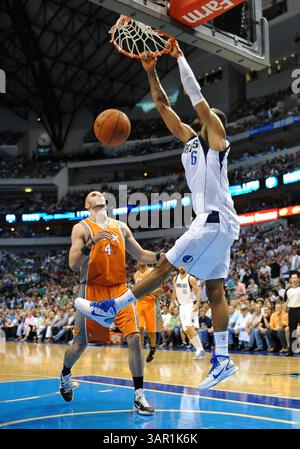 April 2011 Dallas, TX. Dallas Mavericks Center Tyson Chandler (6) bekommt einen Dunk in der Allee, als Phoenix Suns Center Marcin Gortat (4) zusieht. Während des NBA Basketballspiels zwischen den Phoenix Suns und den Dallas Mavericks im American Airlines Center am 10. April 2011 in Dallas, Texas. Dallas gewinnt 115-90. Manny Flores/CSM(Credit Image: © Manny Flores/Cal Sport Media/ZUMAPRESS.com) Stockfoto