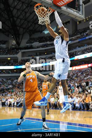 April 2011 Dallas, TX. Dallas Mavericks Center Tyson Chandler (6) bekommt einen Dunk in der Allee, als Phoenix Suns Center Marcin Gortat (4) zusieht. Während des NBA Basketballspiels zwischen den Phoenix Suns und den Dallas Mavericks im American Airlines Center am 10. April 2011 in Dallas, Texas. Dallas gewinnt 115-90. Manny Flores/CSM(Credit Image: © Manny Flores/Cal Sport Media/ZUMAPRESS.com) Stockfoto