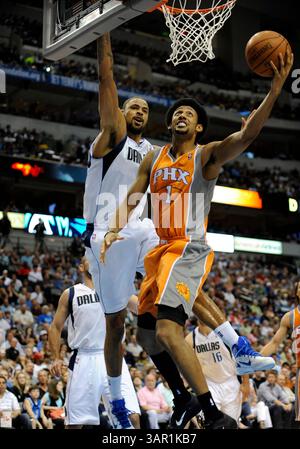 10. April 2011: Phoenix Suns Shooting Guard Josh Childress #1 trifft gegen Dallas Mavericks Center Tyson Chandler #6 während eines NBA-Spiels zwischen den Phoenix Suns und den Dallas Mavericks im American Airlines Center in Dallas, TX Dallas besiegte Phoenix 115–90 (Credit Image: © Albert Pena/Cal Sport Media/ZUMAPRESS.com) Stockfoto