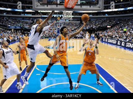 10. April 2011: Phoenix Suns Shooting Guard Josh Childress #1 macht einen Schuss, als Dallas Mavericks Center Tyson Chandler #6 versucht, während eines NBA-Spiels zwischen den Phoenix Suns und den Dallas Mavericks im American Airlines Center in Dallas, TX Dallas Phoenix 115–90 besiegte (Credit Image: © Albert Pena/Cal Sport Media/ZUMAPRESS.com) Stockfoto