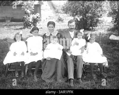 Dieses Foto zeigt einen Teil der Pond-Familie während ihres Wiedersehens mit einer Mutter, einem Vater und vier Töchtern. Es ist ein familiäres Treffen, das einen Moment in ihrer persönlichen Geschichte widerspiegelt. Stockfoto
