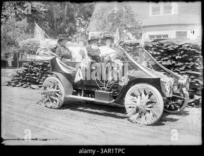 Dieses Foto zeigt eine Autoparade in Pendleton, Oregon, mit einem Mann und drei Frauen in einem dekorierten Auto, die Feierlichkeiten des frühen 20. Jahrhunderts festgehalten haben. Stockfoto