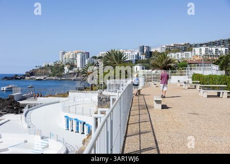 Funchal, Portugal - 05.10.2024: Wunderschöner Blick über die Uferpromenade im Lido-Viertel von ​​Funchal. Madeira Ist Stockfoto