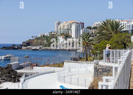 Funchal, Portugal - 05.10.2024: Wunderschöner Blick über die Uferpromenade im Lido-Viertel von ​​Funchal. Insel Madeira. Stockfoto