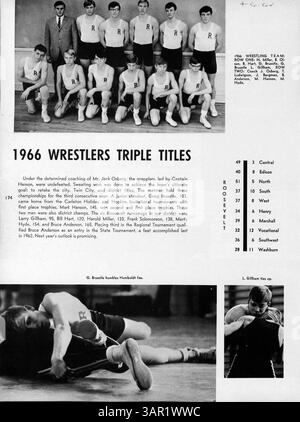 Diese Ausgabe des Roosevelt Yearbook 1966, Sagamore, dokumentiert die wichtigsten Momente des Schuljahres 1965-1966 und beleuchtet die Aktivitäten der Schüler, Beiträge der Lehrkräfte, den Sport und den Einfluss der afroamerikanischen Geschichte auf die Identität der Schule. Stockfoto