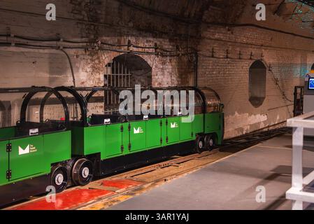 Minizug im Mail Rail Tunnel im Londoner Postal Museum Stockfoto