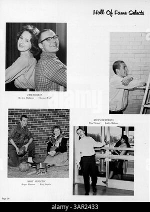 Das Bloomington High Yearbook 1961 mit dem Titel Bear 61 dokumentiert Schülerschaft, Lehrkörper, Sport, Vereine und bedeutende Schulveranstaltungen aus dem Schuljahr 1960-1961. Stockfoto