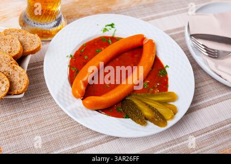 Wiener Würstchen mit Gulaschsoße Stockfoto