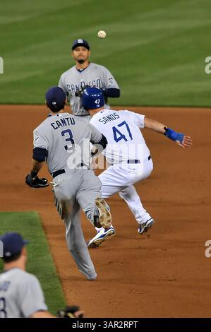 April 2011 Los Angeles, CA. San Diego Padres Dritter Baseman Jorge Cantu #3 und San Diego Padres Shortstop Jason Bartlett #8 markiert die Los Angeles Dodgers links Feldspieler Jerry Sands #47 im fünften Inning in Aktion während des Major League Baseballspiels gegen die San Diego Padres im Dodger Stadium am 29,2011. April in Los Angeles, Kalifornien..die Dodgers besiegen die Padres 3:2.Louis Lopez/CSM(Bild: © Louis Lopez/Cal Sport/Cal Sport/Cal Sport/Cal ZUMAPRESS.com) Stockfoto