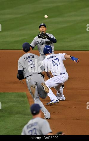 April 2011 Los Angeles, CA. San Diego Padres Dritter Baseman Jorge Cantu #3 und San Diego Padres Shortstop Jason Bartlett #8 markiert die Los Angeles Dodgers links Feldspieler Jerry Sands #47 im fünften Inning in Aktion während des Major League Baseballspiels gegen die San Diego Padres im Dodger Stadium am 29,2011. April in Los Angeles, Kalifornien..die Dodgers besiegen die Padres 3:2.Louis Lopez/CSM(Bild: © Louis Lopez/Cal Sport/Cal Sport/Cal Sport/Cal ZUMAPRESS.com) Stockfoto