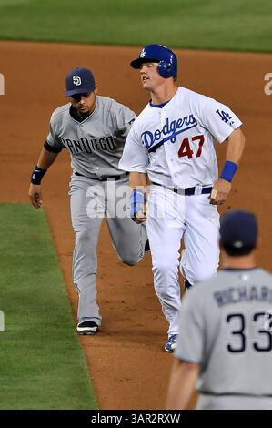 April 2011 Los Angeles, CA. San Diego Padres Dritter Baseman Jorge Cantu #3 und San Diego Padres Shortstop Jason Bartlett #8 markiert die Los Angeles Dodgers links Feldspieler Jerry Sands #47 im fünften Inning in Aktion während des Major League Baseballspiels gegen die San Diego Padres im Dodger Stadium am 29,2011. April in Los Angeles, Kalifornien..die Dodgers besiegen die Padres 3:2.Louis Lopez/CSM(Bild: © Louis Lopez/Cal Sport/Cal Sport/Cal Sport/Cal ZUMAPRESS.com) Stockfoto