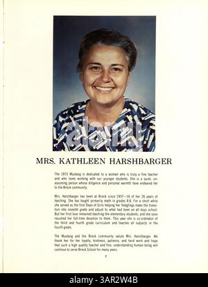 Das Breck Mustang Jahrbuch 1973 erfasst das Leben der Schüler und die Höhepunkte des Schuljahres 1972-1973, darunter Leichtathletik, Vereine, gesellschaftliche Veranstaltungen und akademische Leistungen. Stockfoto